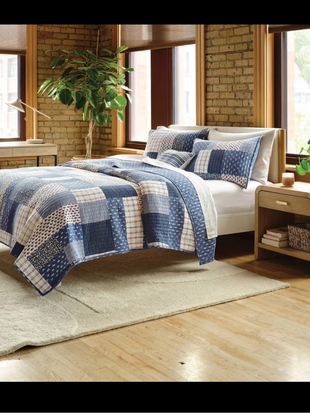 Full/Queen Patchwork Quilt
Set Blue/Dark Blue/Natural -
Threshold